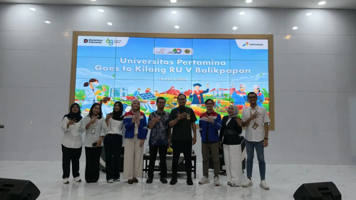 ABADIKAN MOMEN: Foto bareng di sela acara Universitas Pertamina Goes to Kilang RU V. Kegiatan ini dihadiri siswa dari berbagai SMA di Balikpapan untuk memperkenalkan pendidikan tinggi berbasis energi dan industri kepada generasi muda. Foto lain pemberian cendera mata.&nbsp;