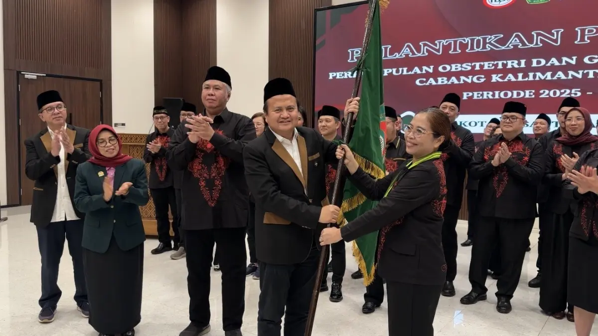 AMANAH BARU : dr. Noviana Indarti menerima bendera pataka dari Ketua Umum Pengurus Pusat POGI, Prof. Dr. dr. Budi Wiweko saat prosesi pelantikan yang dipusatkan di Multifunction Hall Gedung Kemenko.