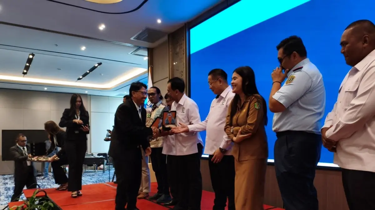 APRESIASI: Ketua APBMI Kuala Samboja Loies Subowo Saminanto memberikan plakat kepada para stakeholders dan perwakilan perusahaan yang beraktivitas di Samboja. PANDU/KP
