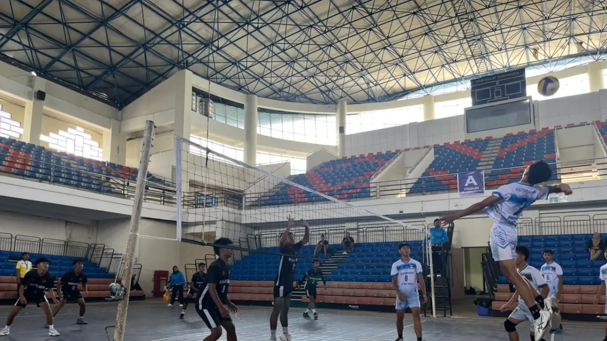 Atlet voli dari berbagai kabupaten/kota di Kalimantan Timur saling beradu kemampuan dalam Borneo Volley Competition 2026 di Gedung Gulat, Loa Bakung, Samarinda. (NASYA RAHAYA/KALTIM POST)