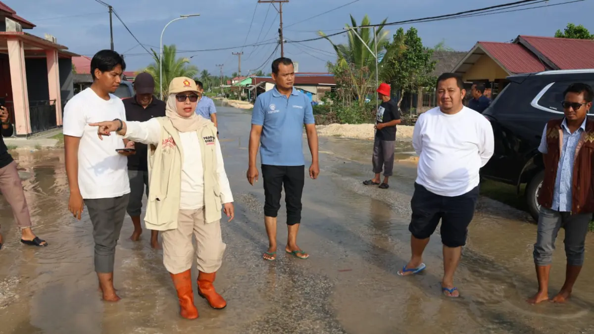 Bupati PPU, Mudyat Noor, meninjau kondisi banjir akibat air pasang yang terjadi di Desa Babulu Laut, Kecamatan Babulu, Minggu (19/4/2026).