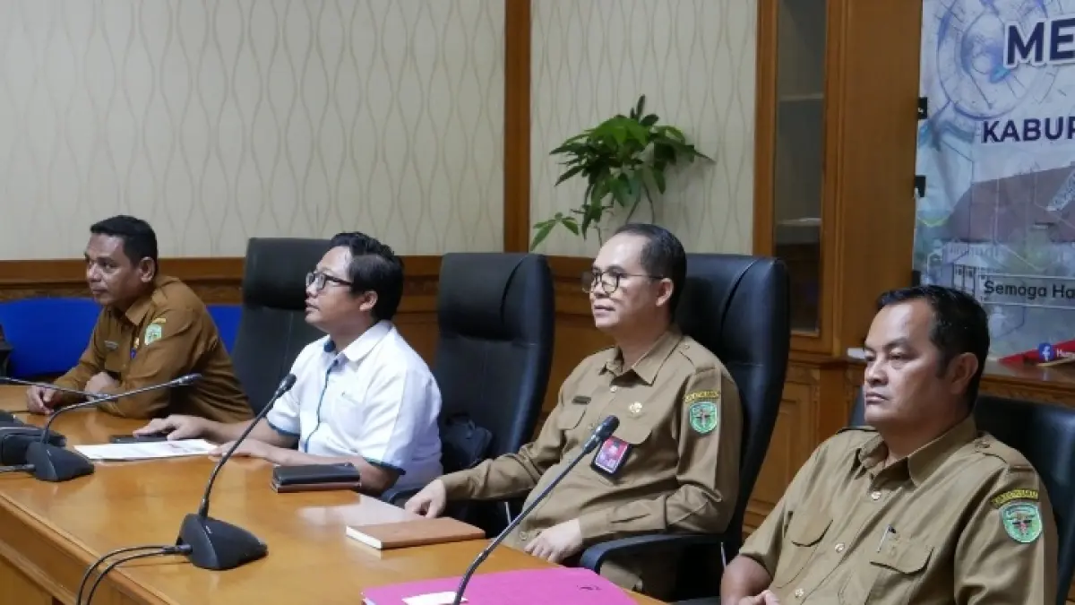 Jajaran Pemkab Kubar mengikuti pembukaan Nasional Asistensi Pelaksanaan Percepatan Program BPJS di ruang rapat lantai II.&nbsp;