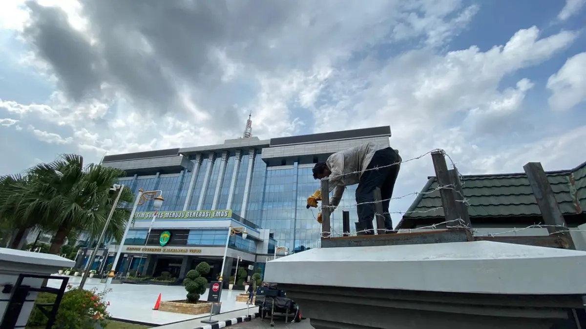 JELANG AKSI: Kantor Gubernur Kaltim menjadi salah satu titik perhatian menjelang aksi demonstrasi, Selasa (21/4). Pemkot mengimbau massa menjaga fasilitas publik. (RAMA SIHOTANG/KP)