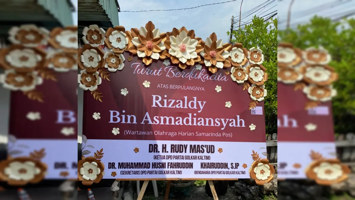 Karangan bunga duka cita dari Gubernur Kalimantan Timur Rudy Mas’ud sebagai bentuk belasungkawa atas wafatnya jurnalis Samarinda Pos, Rizaldy bin Asmadiansyah, Sabtu (18/4).