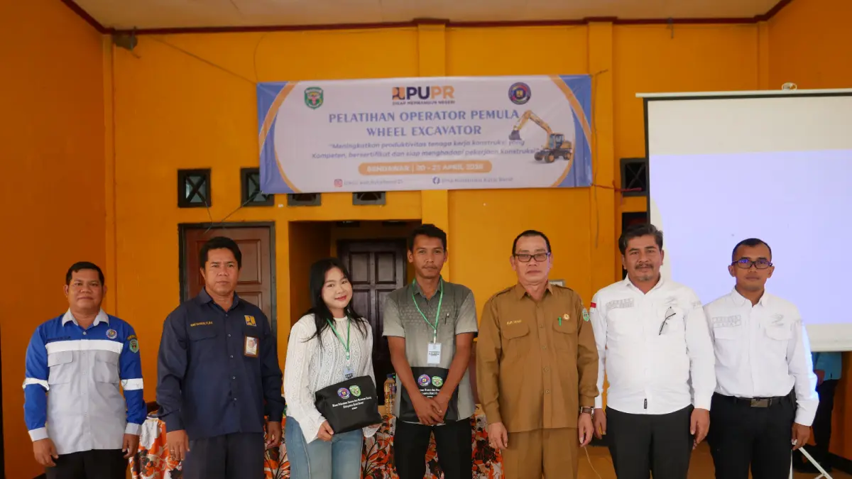 Kepala Dinas PUPR Kubar, Philip (tiga kanan)&nbsp; saat acara pembukaan pelatihan operator. (IST)

&nbsp;