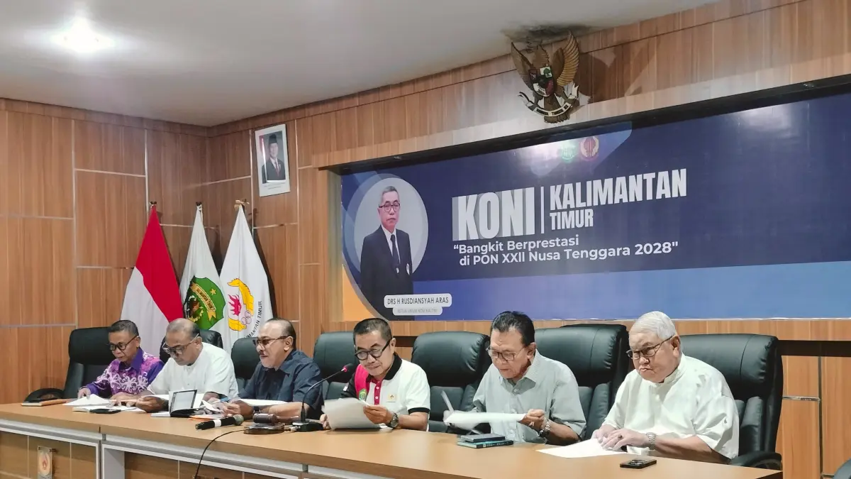 Ketua Umum KONI Kaltim, Rusdiansyah Aras memimpin rapat di Sekretariat KONI Kaltim, Samarinda, membahas penyesuaian agenda organisasi, termasuk penjadwalan ulang Musorprov 2026. (HUMAS KONI KALTIM)