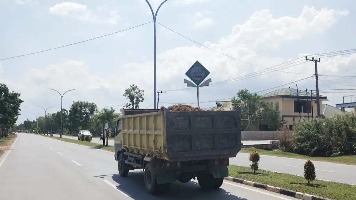 MASALAH KLASIK: Truk pengangkut material tanah melintas tanpa penutup terpal di Jalan A. Wahab Syahranie, Sangatta Utara, Kutim, Senin (20/4). (JUFRIADI/KP)