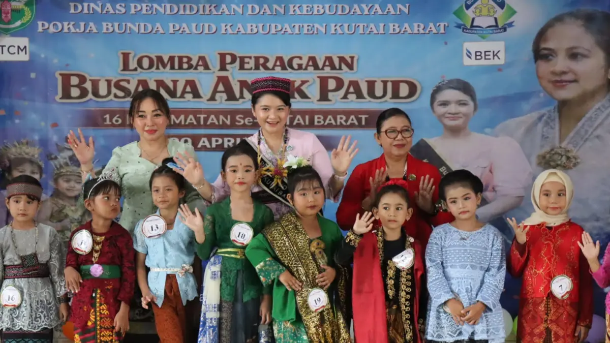 MEMERIAHKAN: Lomba busana adat diikuti siswa PAUD se-Kutai Barat.