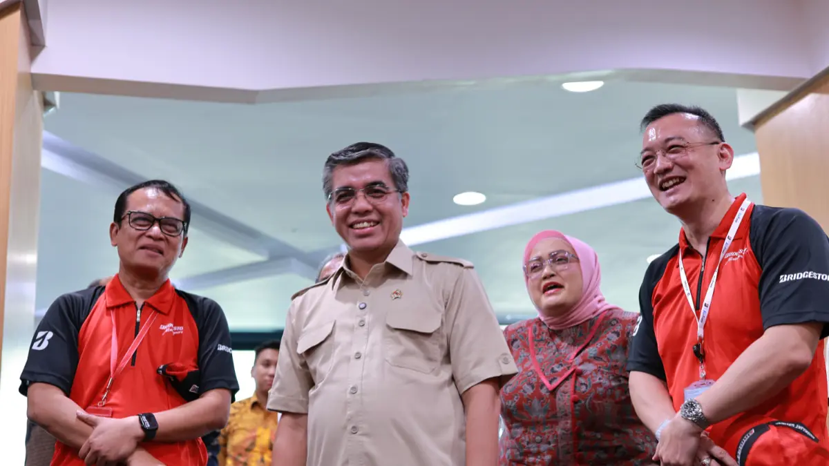 Menaker Yassierli (kedua kiri) hadir di Karawang saat penandatanganan PKB XVI Bridgestone Indonesia, dorong sinergi pekerja dan manajemen.