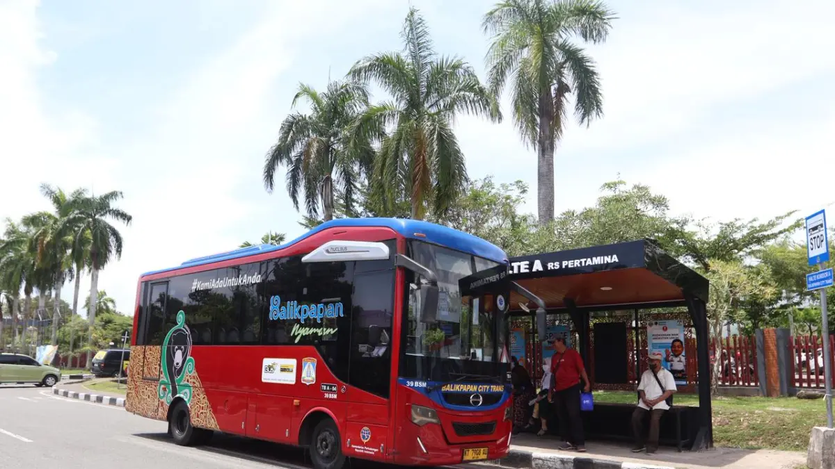 MURAH: Warga Balikpapan memanfaatkan moda transportasi Balikpapan City Trans (BCT). ANGGI PRADITHA/KP