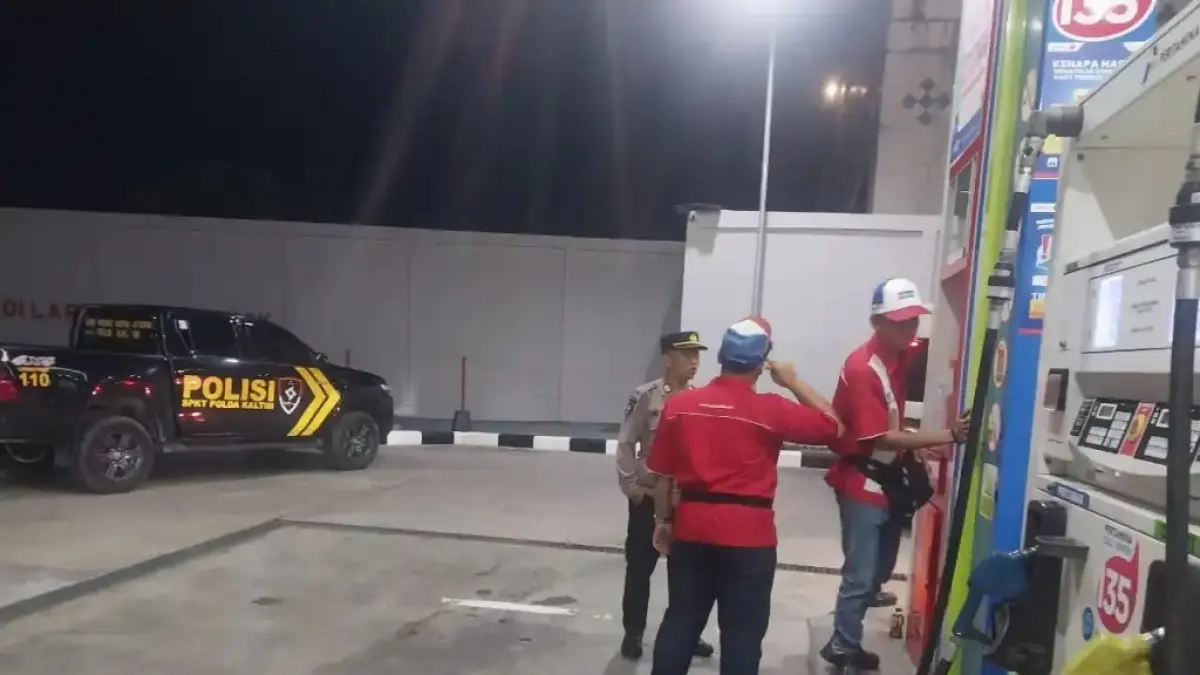 PATROLI: Sejumlah SPBU disambangi personel SPKT Polda Kaltim ketika patroli, pantau kondisi kamtibmas.