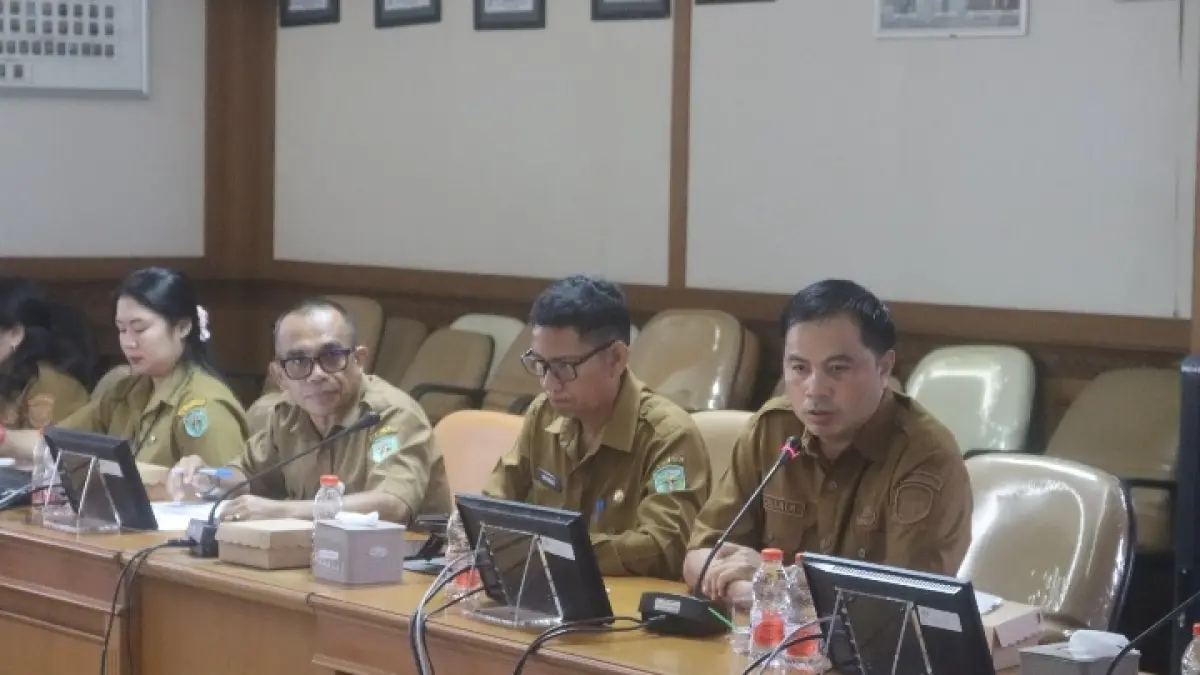 PEMBAHASAN: Suasana rapat koordinasi DPRD Kubar dengan TAPD Pemkab Kubar. IST/KP