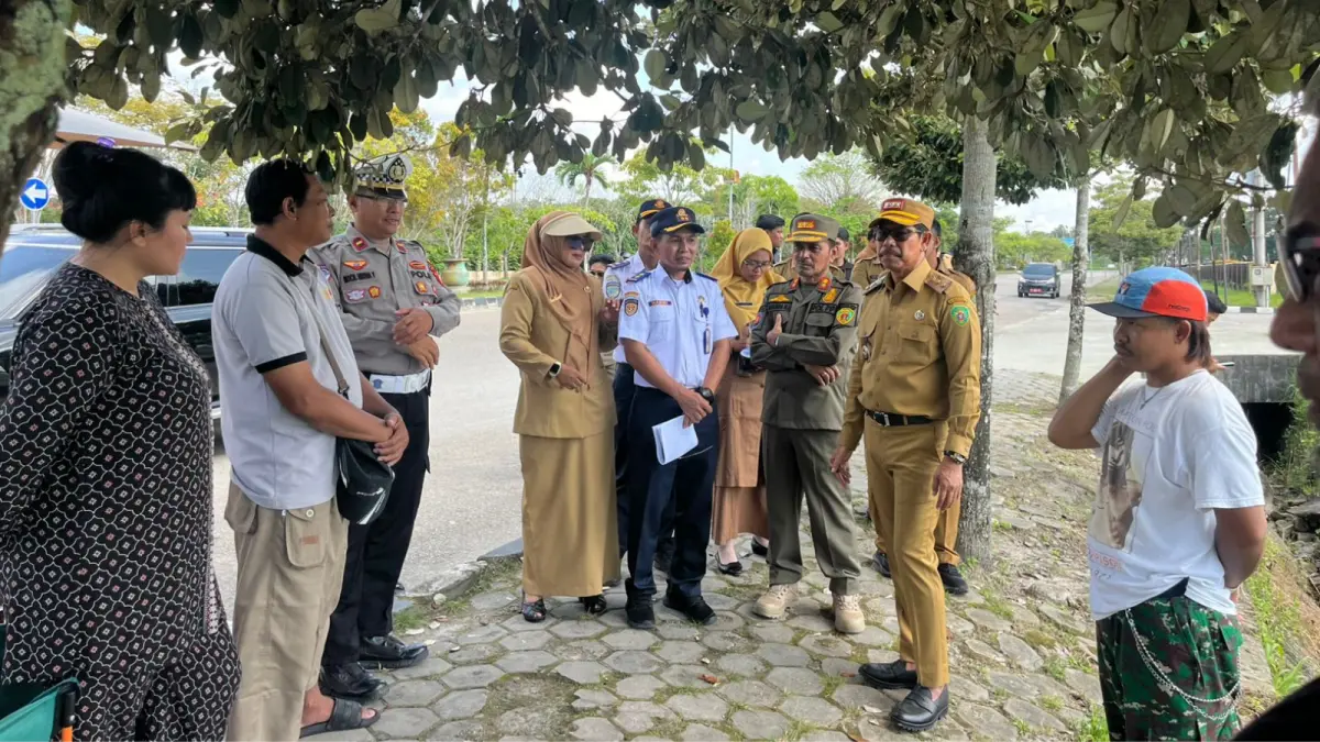 PENERTIBAN PKL: Wakil Bupati PPU Abdul Waris Muin memantau penertiban PKL yang dilakukan tim gabungan Polres PPU bersama Dishub dan Satpol PP PPU. (ist/kp)