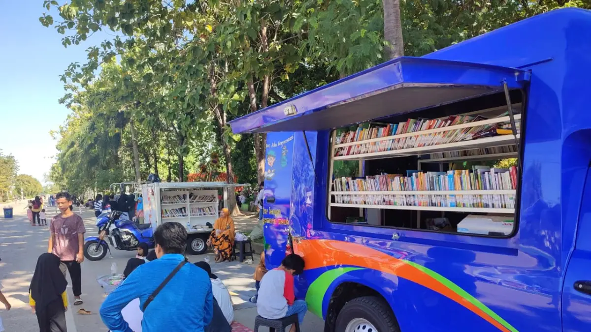 Perpustakaan keliling menjadi salah satu upaya meningkatkan literasi membaca masyarakat Paser. (M NAJIB/KALTIM POST)