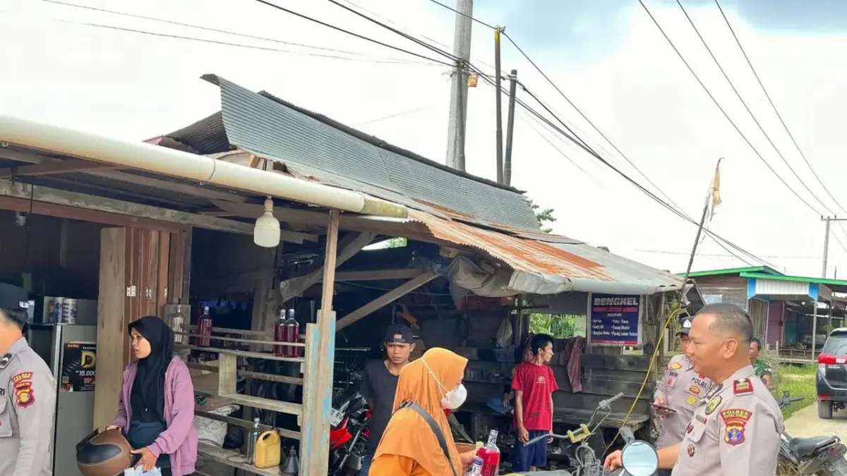 Personel Polsek Muara Wahau melakukan pengecekan langsung terhadap harga dan ketersediaan BBM di tingkat pengecer. (IST)

&nbsp;

&nbsp;