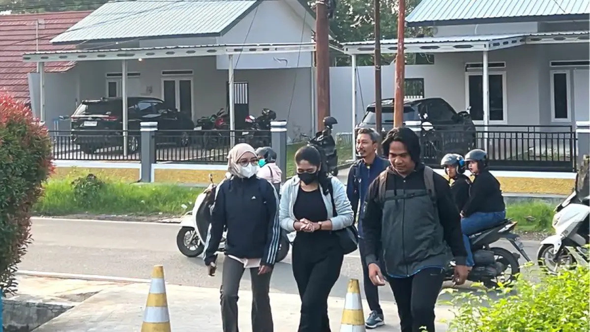 RAMAH LINGKUNGAN: Tidak hanya menggunakan sepeda, pegawai PLN Indonesia Power UBP Mahakam lain juga menunjukkan gaya hidup hemat dengan berjalan kaki.