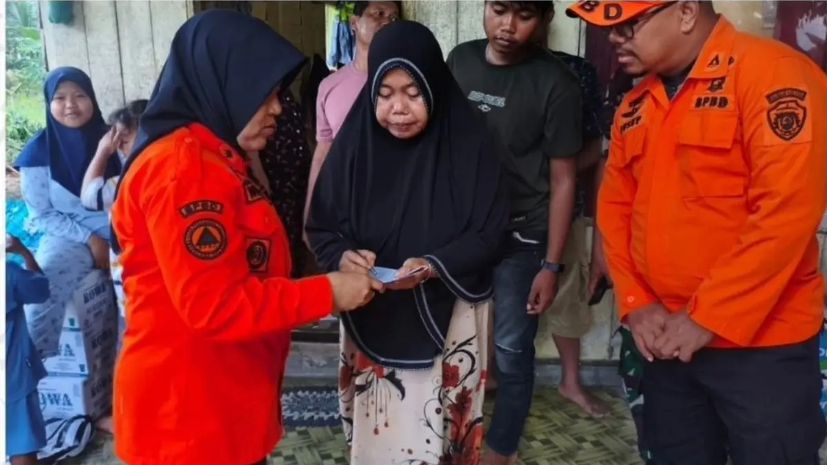 SEMBAKO: Kepala Pelaksana Harian BPBD PPU Nurlaila menyerahkan bantuan sembako kepada keluarga almarhum Tusiman. (ist/kp)
