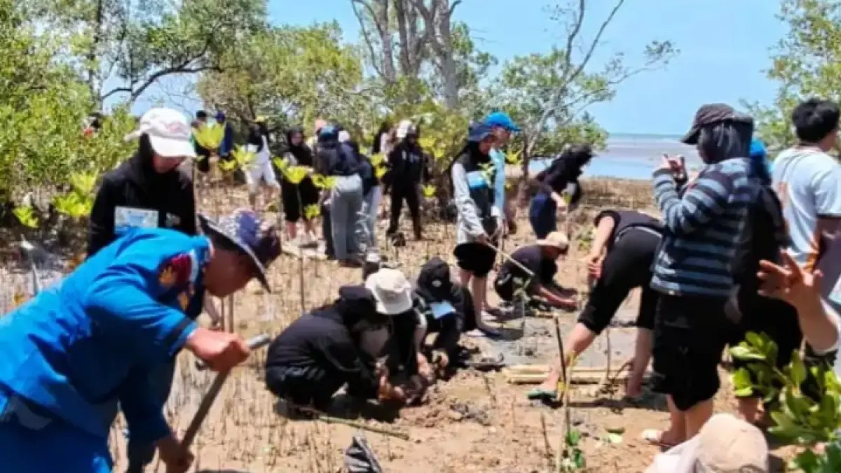 TANAM MANGROVE: Jajaran Ditpolairud Polda Kaltim bersama mahasiswa menanam mangrove di wilayah pesisir kawasan Teritip, Balikpapan Timur.