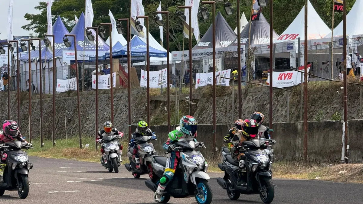 TANGGUH: Yamaha Indonesia menggelar aktivitas GEAR ULTIMA Endurance Race bersamaan dengan Seri Perdana Yamaha Cup Race di daerah Sidrap, Sulawesi Selatan pada Minggu (19/4) pagi.