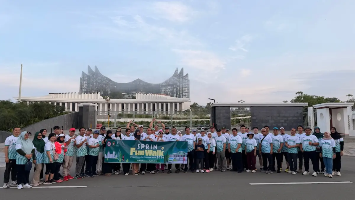 TINGKATKAN KEKOMPAKAN: Selain seremonial pelantikan, sebagai bentuk meningkatkan kekompakan seluruh pengurus, digelar acara fun walk yang dipusatkan di Plaza Seremoni IKN, pada Minggu (19/2).
