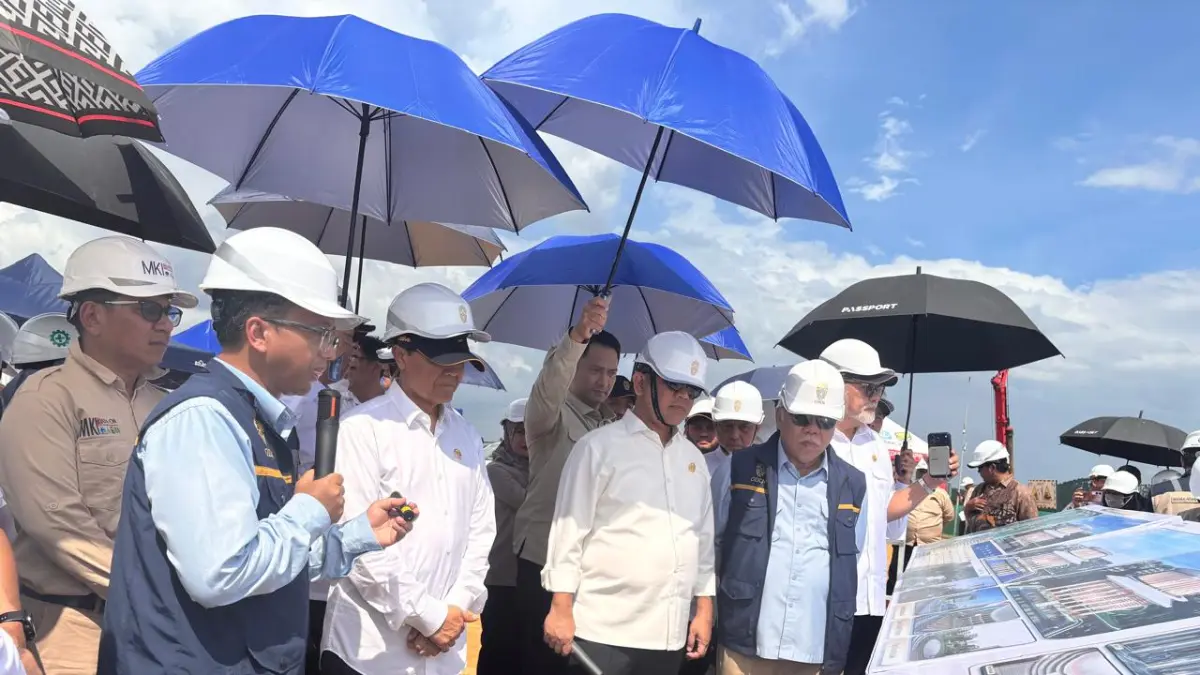 TINJAU KESIAPAN: Ketua MPR RI Ahmad Muzani dan rombongan didampingi Kepala OIKN Basuki Hadimuljono, menyimak pemaparan detail desain kompleks legislatif di Nusantara, Senin (20/4). Proyek ini ditargetkan menjadi jantung politik Indonesia pada 2028. (FOTO: RIZKI/KP)