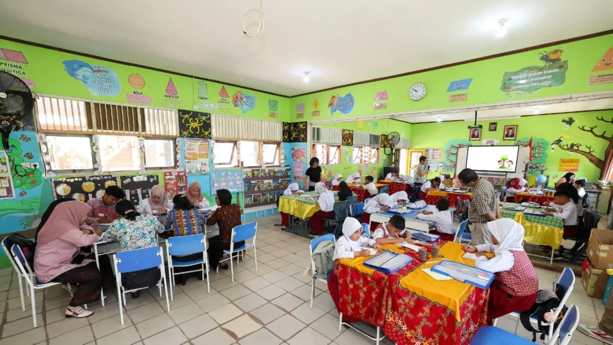 BIMBINGAN: Murid-murid sekolah dasar di Sepaku, PPU, dibimbing menjadi penulis cilik di IKN. (OIKN/KP)