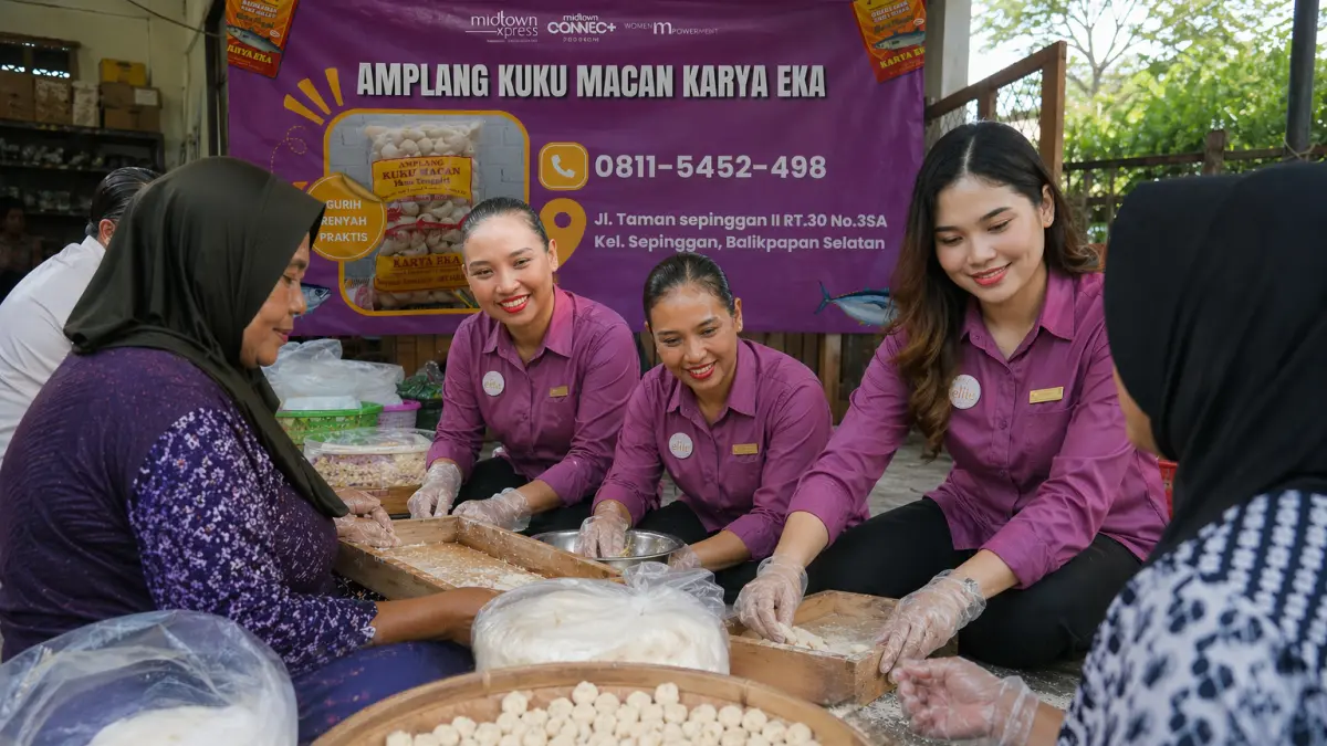 DUKUNG PEREMPUAN: Di Balikpapan, saat momen Hari Kartini 2026, Hotel Midtown Xpress Balikpapan menghadirkan aksi pemberdayaan ekonomi dengan mengunjungi pelaku UMKM amplang.