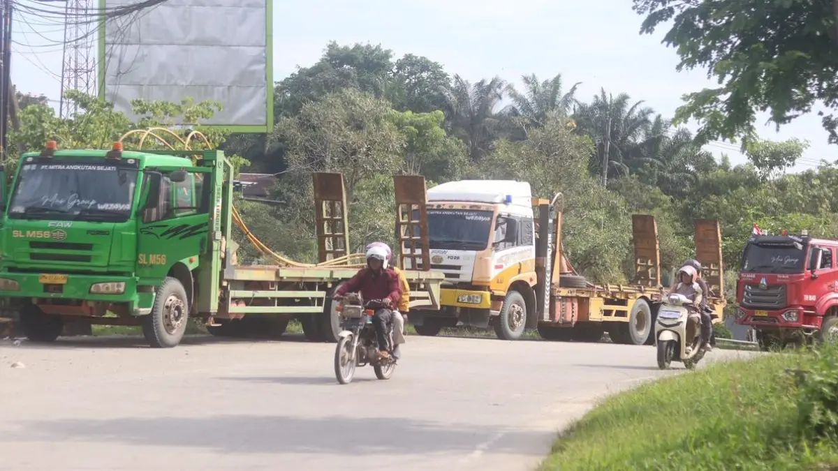 HARUSNYA JADI SOLUSI: Pembangunan depo kontainer dianggap penting untuk mengatasi truk bermuatan besar yang kerap memenuhi badan jalan di wilayah KM 13. (ANGGI PRADITHA/KP)