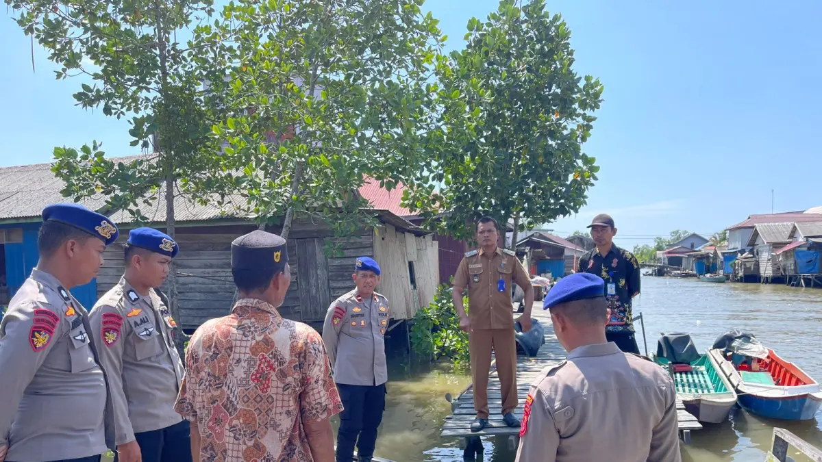 JEMBATAN: Tim percepatan pembangunan jembatan yang terputus memastikan material siap, dan pembangunan segera dilaksanakan. (Humas Polres PPU/KP)