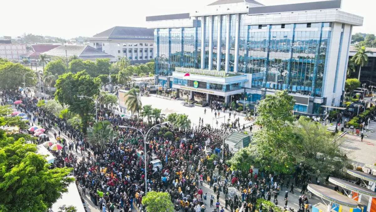 LAUTAN MASSA: Ribuan pengunjuk rasa saat memadati depan Kantor Gubernur Kaltim di Jalan Gajah Mada, Selasa (21/4). Aksi yang menuntut audit terhadap relasi kekuasaan ini berlangsung hingga malam hari. (FOTO: RAMA SITOHANG/KP)