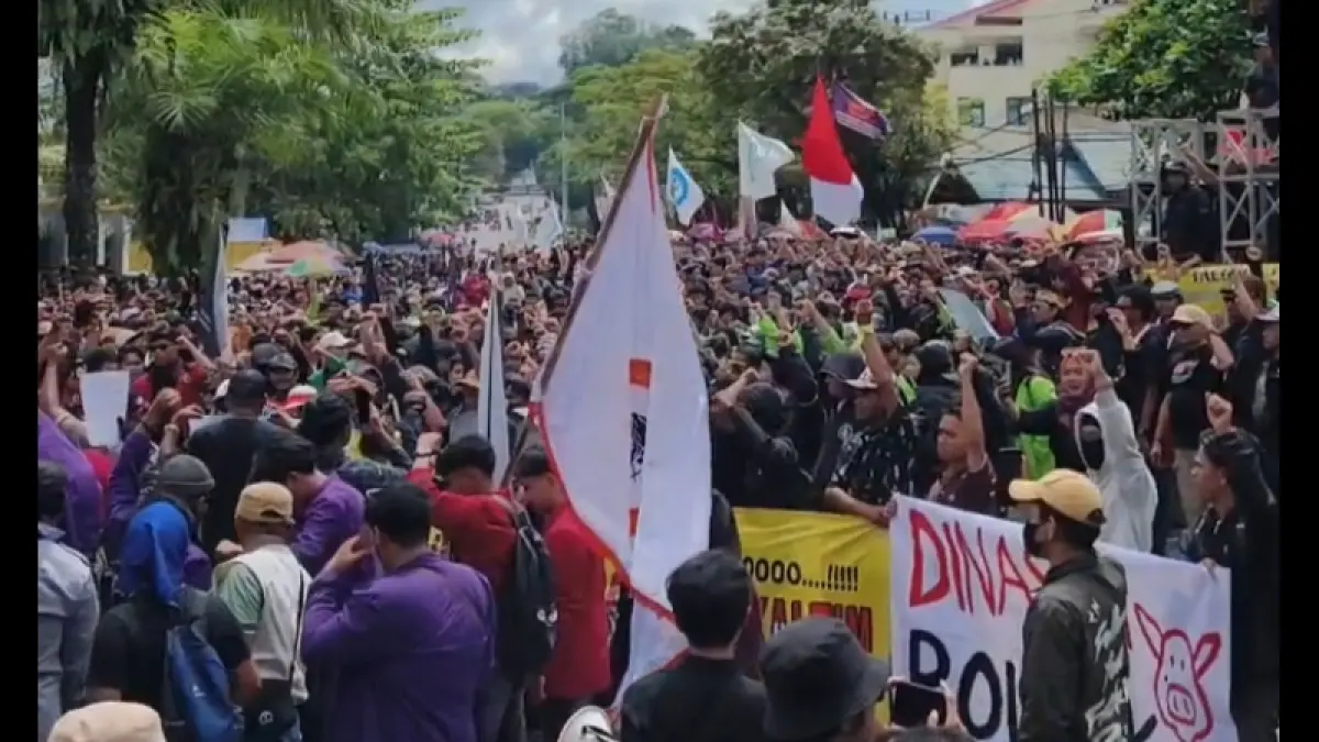 Massa dari berbagai elemen masyarakat memadati kawasan DPRD Kalimantan Timur di Samarinda, Selasa (21/4/2026), menyuarakan tuntutan terkait dugaan praktik KKN serta mendesak penguatan fungsi pengawasan legislatif. (Foto Hafiz)
