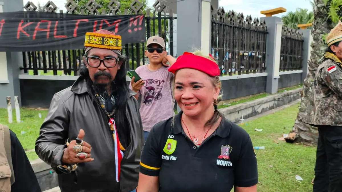 Perwakilan DAD Tunjung, Benuaq, dan Bentian saat menyuarakan penolakan KKN dan politik dinasti di Kaltim dalam aksi 21 April di Samarinda. (FOTO: HAFIZ/KP)