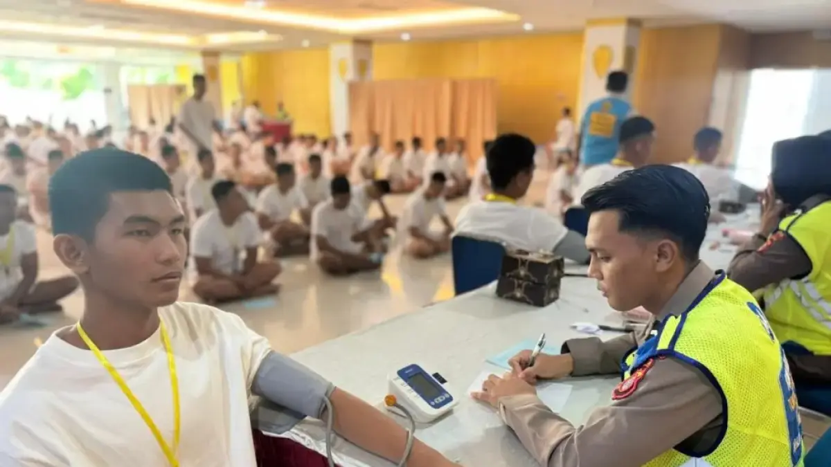 RANGKAIAN TES: Rangkain tes penerimaan calon bintara polri digelar panitia penerimaan Polda Kaltim, di antaranya tes kesehatan.