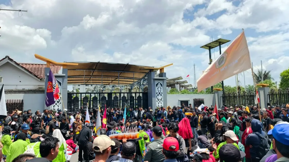 Ribuan mahasiswa dan elemen masyarakat menggelar aksi di depan Gedung DPRD Kalimantan Timur, Samarinda, Selasa (21/4/2026). (Foto Hafiz)
