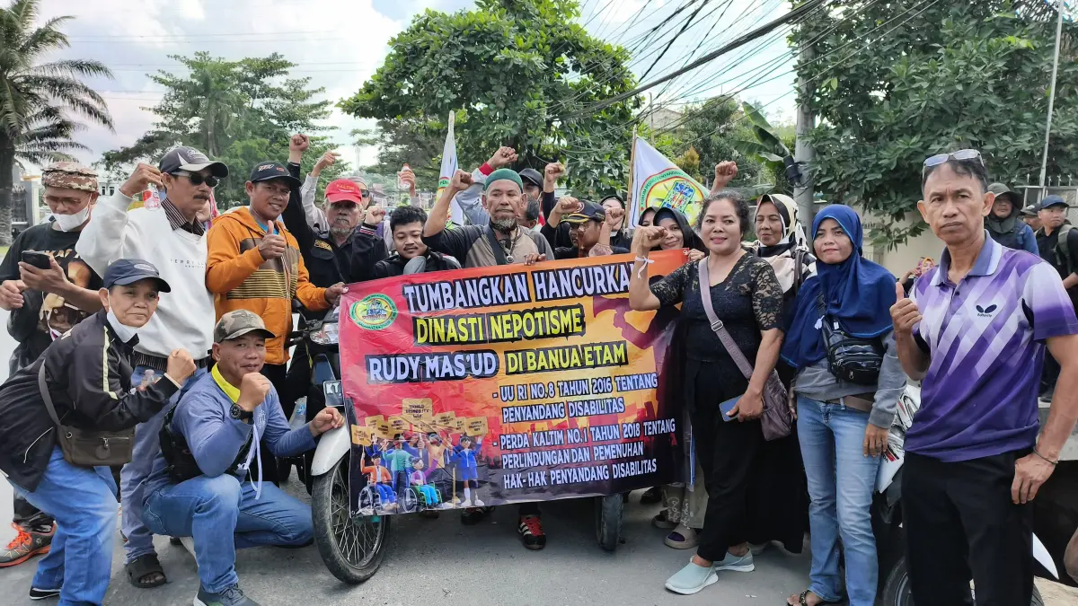 SAMPAIKAN KEKECEWAAN: Massa dari FOPPADIS Kaltim bersama elemen masyarakat menggelar aksi di depan Gedung DPRD Kalimantan Timur, Selasa (21/4).