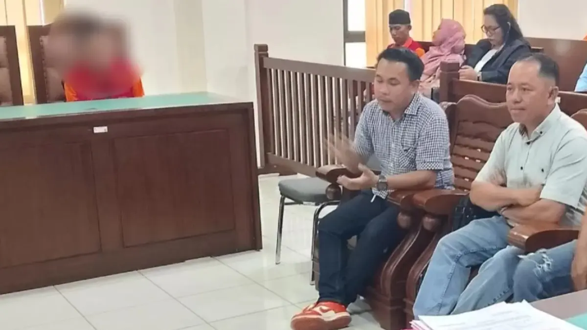 SIDANG: Terdakwa kasus pencurian menjalani sidang di Pengadilan Negeri Balikpapan.