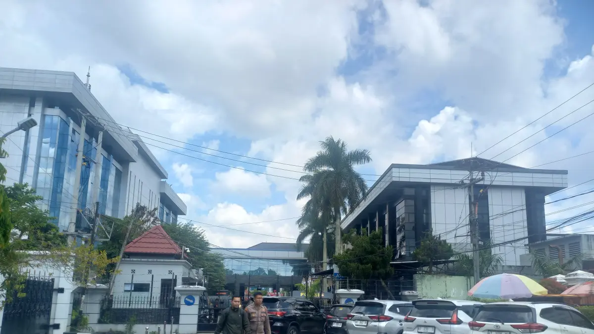Situasi di kompleks Kantor Gubernur Kalimantan Timur tampak dijaga ketat oleh aparat kepolisian, Selasa (21/4/2026). (FOTO/EKO PRALISTIO)