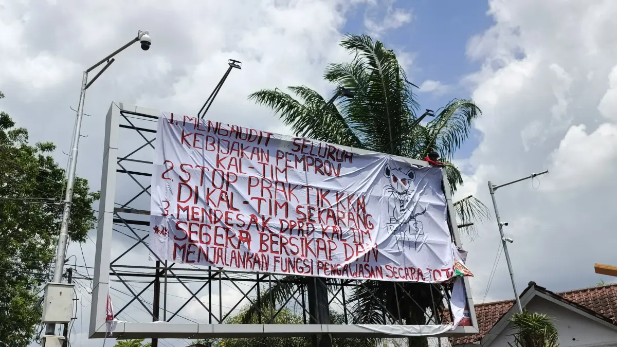 Spanduk berisi tuntutan massa aksi terpasang di kawasan Samarinda, Selasa (21/4/2026). Dalam tuntutannya, peserta aksi mendesak audit kebijakan Pemprov Kaltim serta menghentikan praktik KKN. (Foto Hafidz)