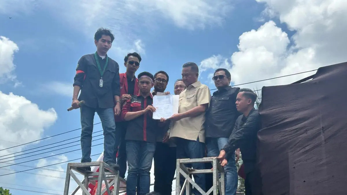 Wakil ketua DPRD Kaltim, Ekti Imanuel saat menyerahkan pakta penandatanganan kesiapan menjalankan hak eksklusif pengawasan dewan.
