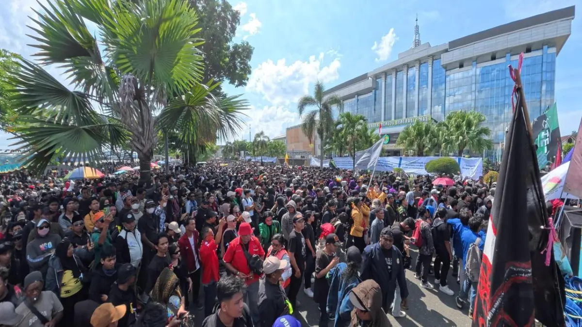 Aksi 214 di depan Kantor Gubernur Kaltim pada Selasa (21/4). (RAMA/KP)

&nbsp;