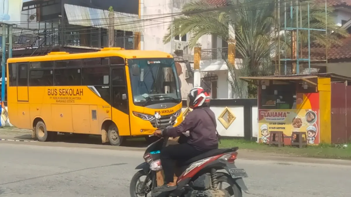 ARMADA: Salah satu bus sekolah milik PT KMS yang beroperasi di Kecamatan Penajam. AHMAD MAKI/KP