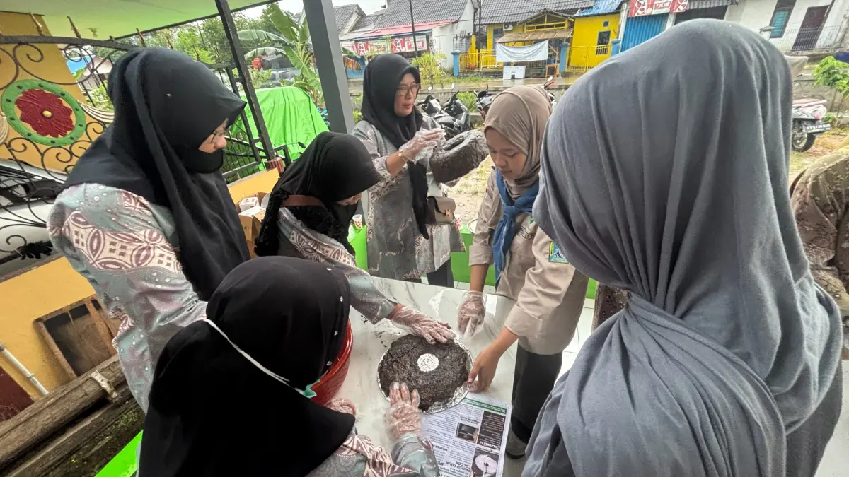 BANGUN KESADARAN: Tim Pertamina Patra Niaga menggandeng komunitas kelurahan Sempaja Timur, untuk aktif menanam pohon di bantaran Sungai Karang Mumus. IST/KP