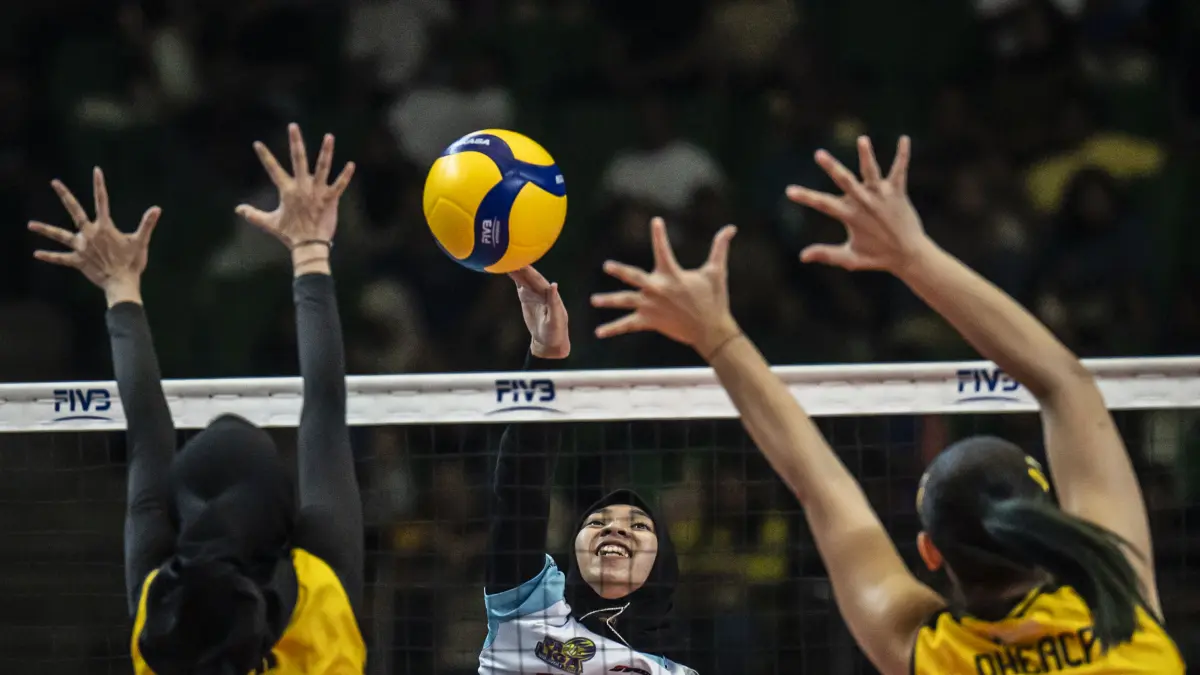 Dua pemain pelapis Gresik Phonska menghadang spike opposite JPE, Fiola Marsya Azzahra. (ANTARA)