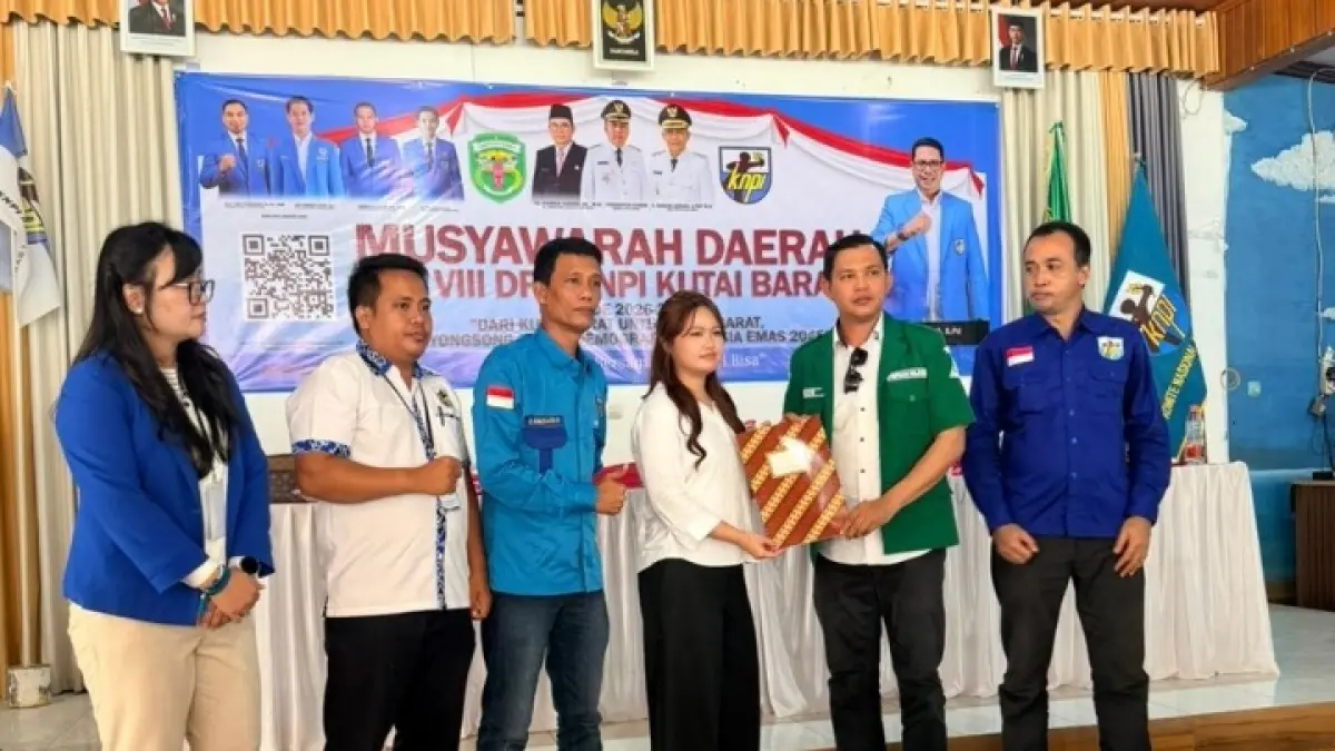 Ferlita Ananda (empat kiri) saat menerima mandat dari perwakilan OKP. (IST)