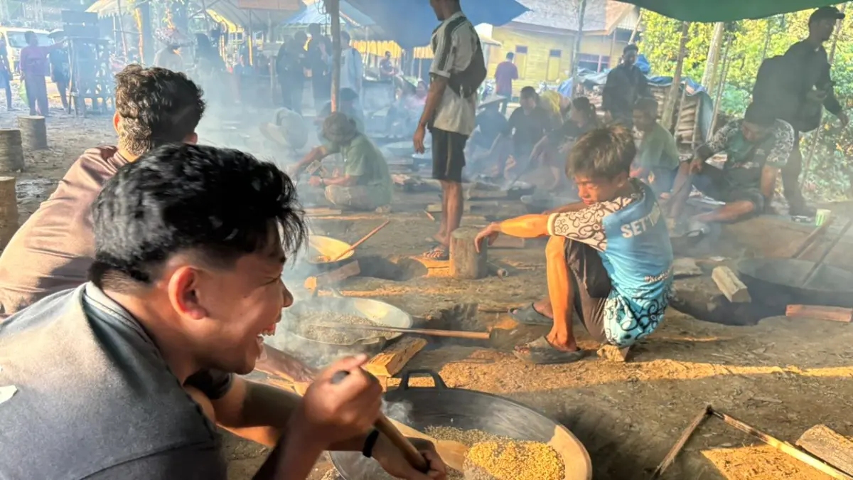 GOTONG-ROYONG: Warga antusias menyiapkan berbagai keperluan nutuk beham. Seperti menyangrai padi di atas tungku tradisional.