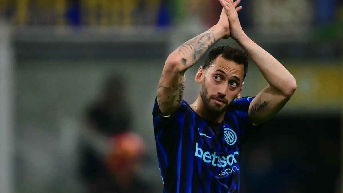 Hakan Calhanoglu berselebrasi usai Inter menang atas Como. (Foto: AFP)