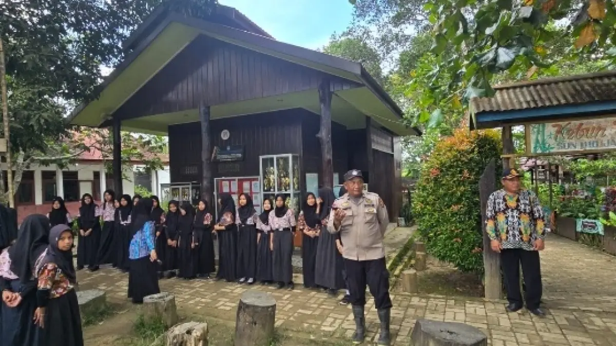 Murid SD 010 Bongan yang mendapat materi dari personel Polsek Bongan.