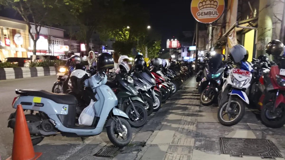 PARKIR LIAR: Kawasan sekitar Plaza Balikpapan merupakan kawasan tertib lalu lintas KTL namun kerap dijadikan lokasi parkir liar.