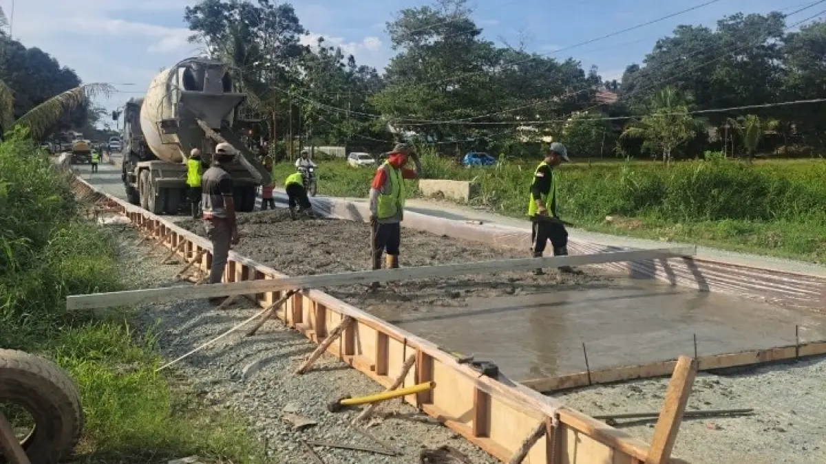Pekerja melakukan pengecoran rigid beton di ruas jalan nasional Kampung Jengan Danum, Kecamatan Damai, Kutai Barat. Proyek ini difokuskan pada titik kerusakan parah untuk meningkatkan kelancaran mobilitas logistik.