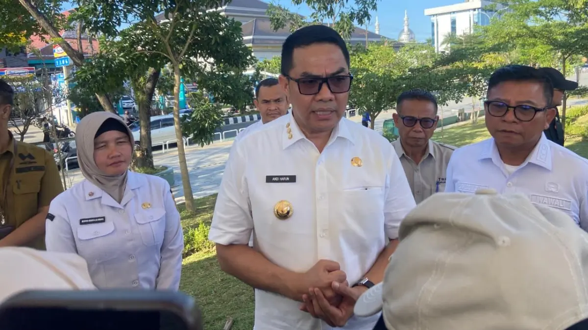 PERIKSA: Andi Harun didampingi Wakil Walikota Samarinda Saefudin Zuhri (kanan) ketika meninjaunya Teras Samarinda segmen 1, usai demonstrasi 214, Rabu (22/4).